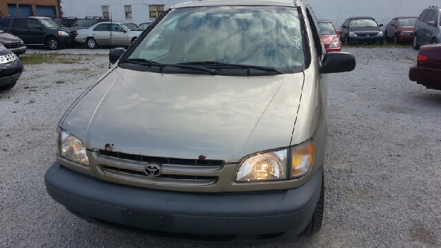 Toyota Sienna 2000 photo 1