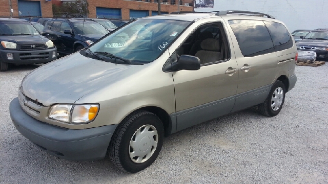 Toyota Sienna 2000 photo 2