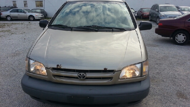 Toyota Sienna 2000 photo 4