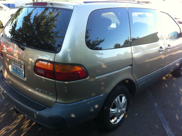 Toyota Sienna 2000 photo 1