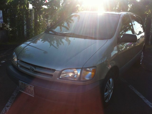 Toyota Sienna 2000 photo 2