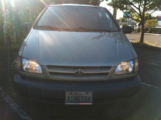 Toyota Sienna 2000 photo 3