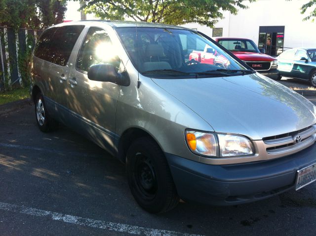 Toyota Sienna 2000 photo 4