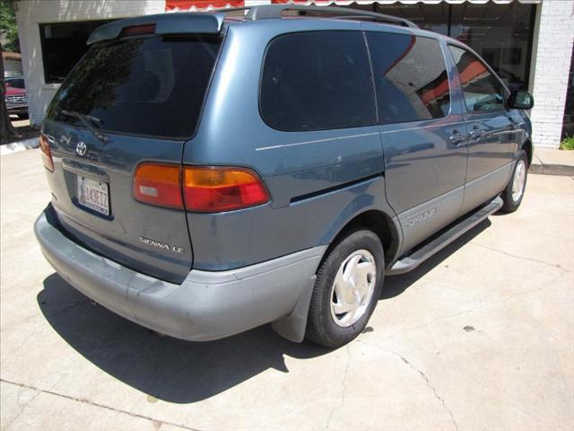 Toyota Sienna 2000 photo 2