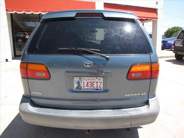 Toyota Sienna 2000 photo 4