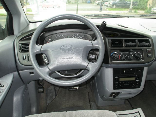 Toyota Sienna 2000 photo 1