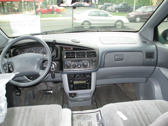 Toyota Sienna 2000 photo 4