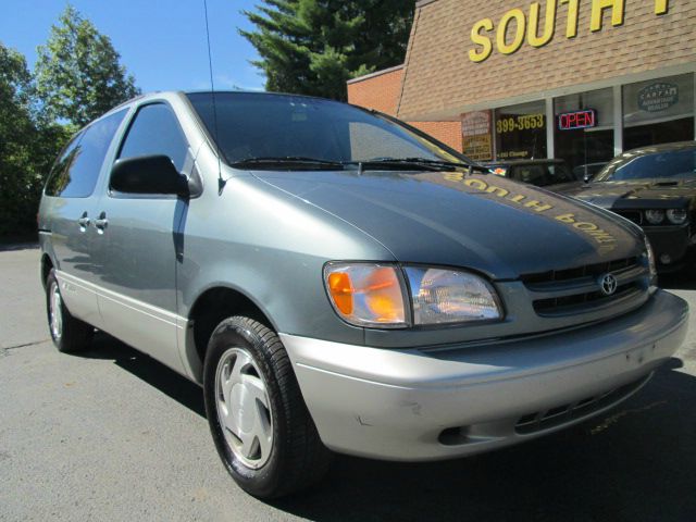 Toyota Sienna 2000 photo 1