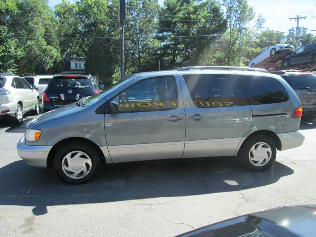 Toyota Sienna 2000 photo 2