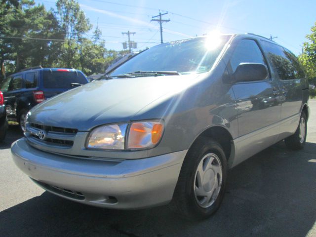 Toyota Sienna 2000 photo 3