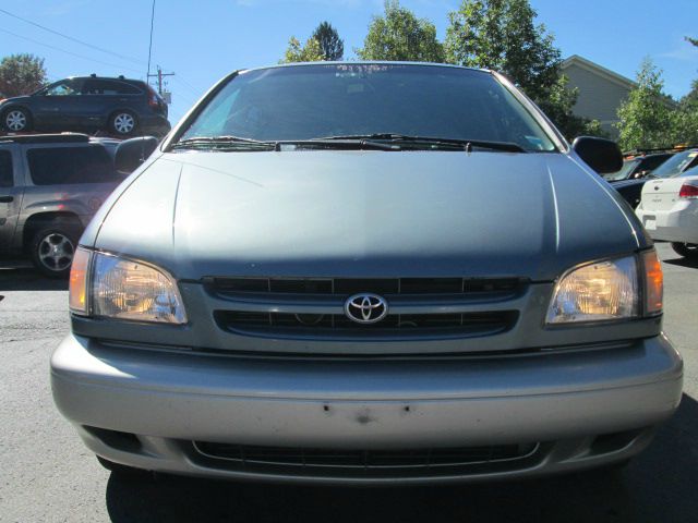 Toyota Sienna 2000 photo 4