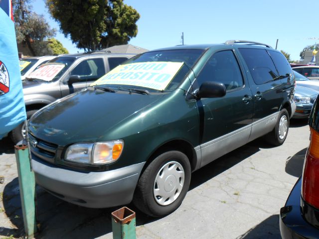 Toyota Sienna 2000 photo 1