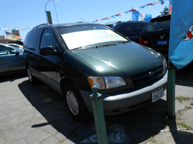 Toyota Sienna 2000 photo 2