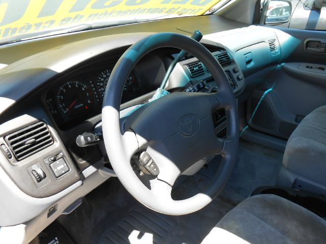 Toyota Sienna 2000 photo 3