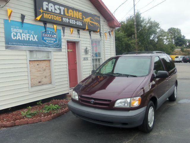 Toyota Sienna 2000 photo 1