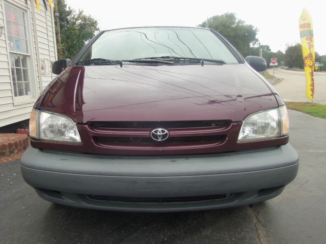 Toyota Sienna 2000 photo 2