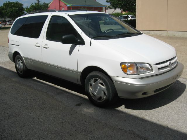 Toyota Sienna LE - 4x2 MiniVan