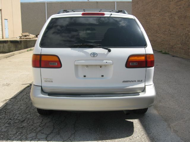 Toyota Sienna 2000 photo 1