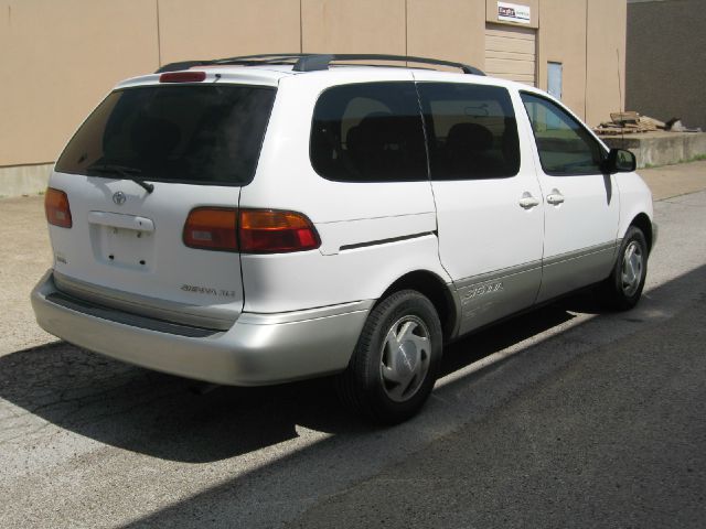 Toyota Sienna 2000 photo 16