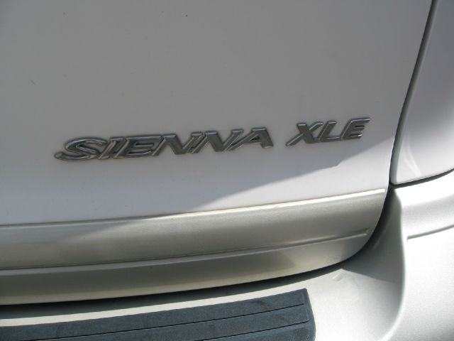 Toyota Sienna 2000 photo 2