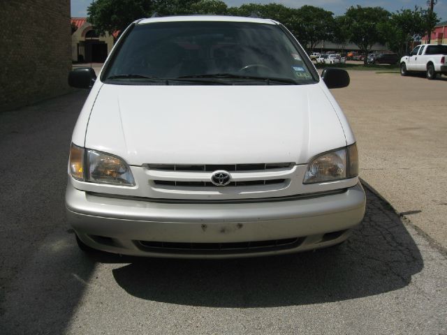 Toyota Sienna 2000 photo 22