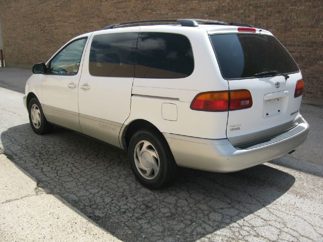 Toyota Sienna 2000 photo 4