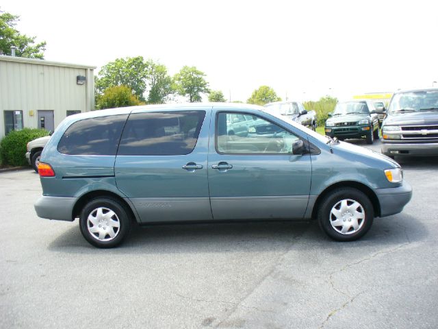 Toyota Sienna 2000 photo 6