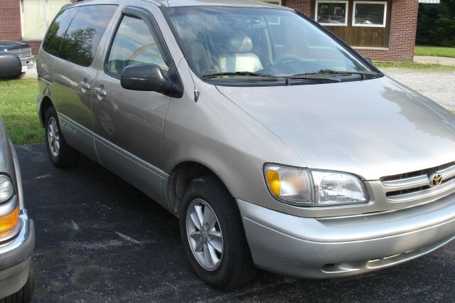 Toyota Sienna 2000 photo 3