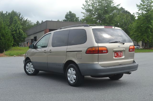 Toyota Sienna 2000 photo 1