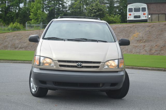 Toyota Sienna 2000 photo 2