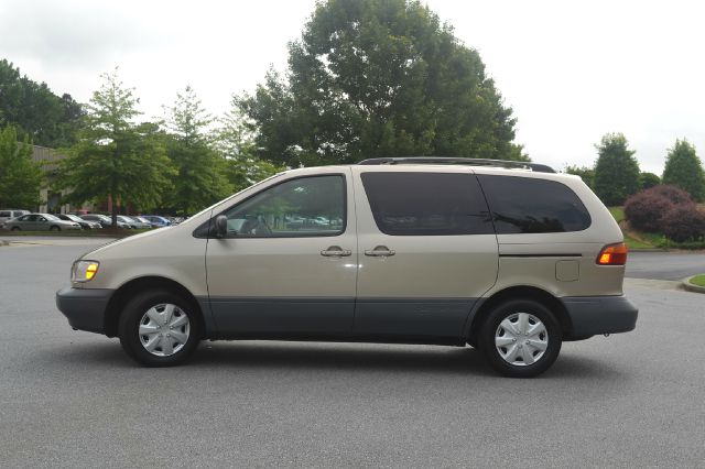 Toyota Sienna 2000 photo 3