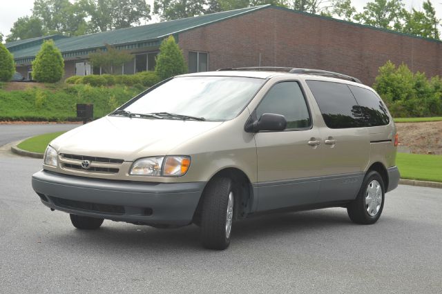 Toyota Sienna 2000 photo 4