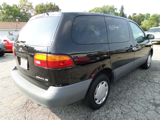 Toyota Sienna 2000 photo 3