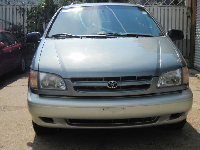 Toyota Sienna 2000 photo 1