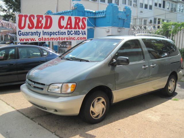 Toyota Sienna 2000 photo 2