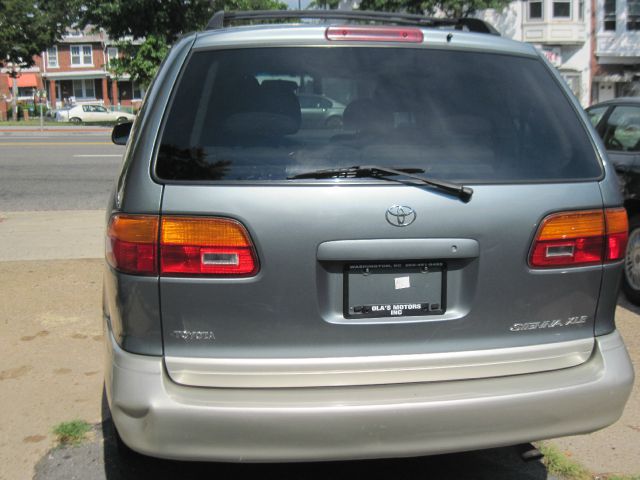 Toyota Sienna 2000 photo 3