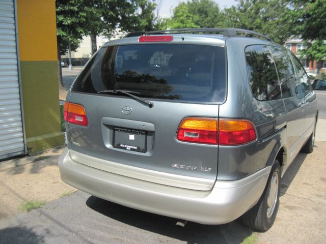 Toyota Sienna 2000 photo 4