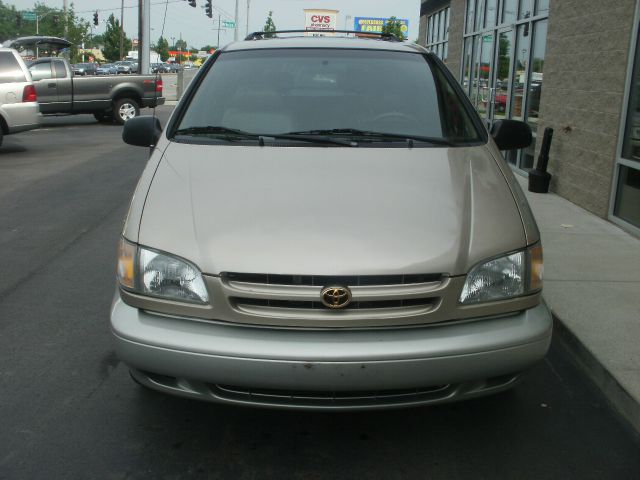 Toyota Sienna 2000 photo 1