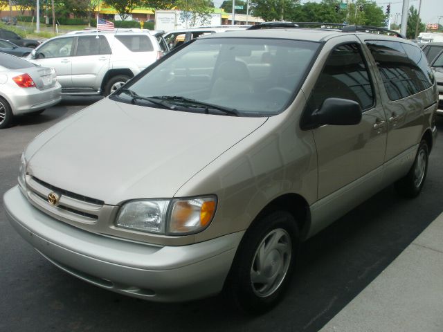 Toyota Sienna 2000 photo 2