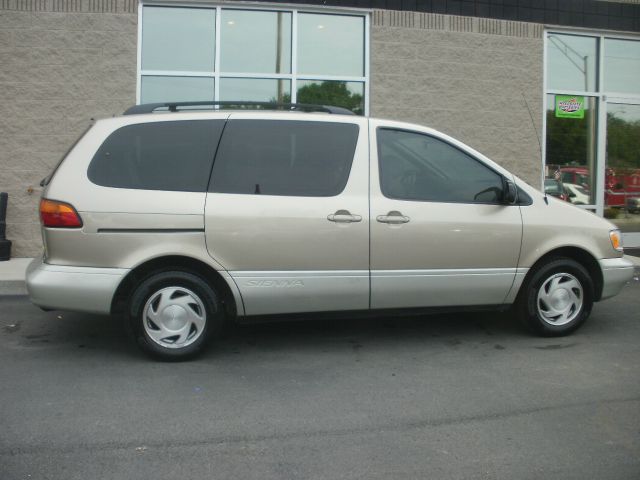 Toyota Sienna 2000 photo 3