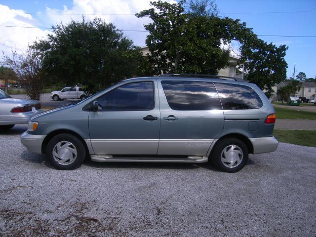 Toyota Sienna 2000 photo 1