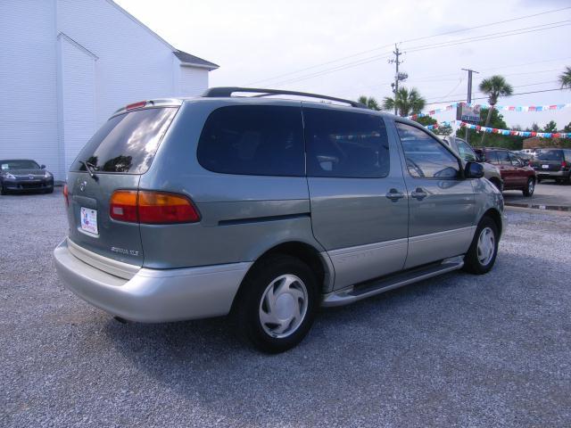 Toyota Sienna 2000 photo 2