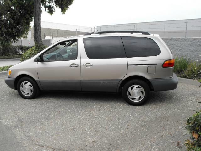 Toyota Sienna 2000 photo 2