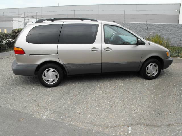 Toyota Sienna 2000 photo 3