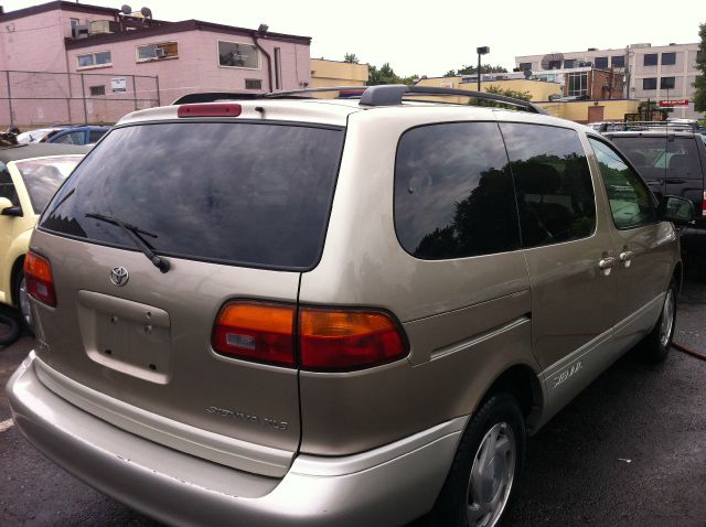 Toyota Sienna 2000 photo 1