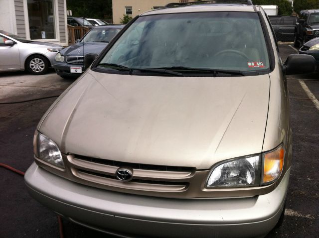 Toyota Sienna 2000 photo 3