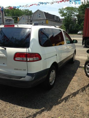 Toyota Sienna 2001 photo 4