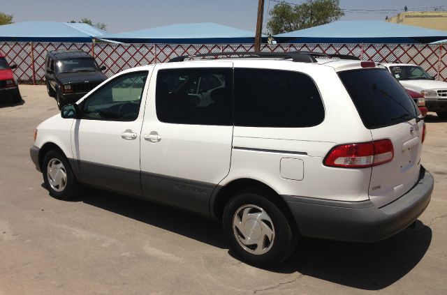 Toyota Sienna 2001 photo 2