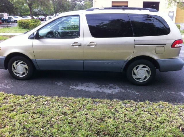 Toyota Sienna 2001 photo 11