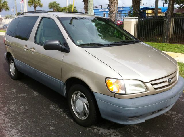 Toyota Sienna 2001 photo 12